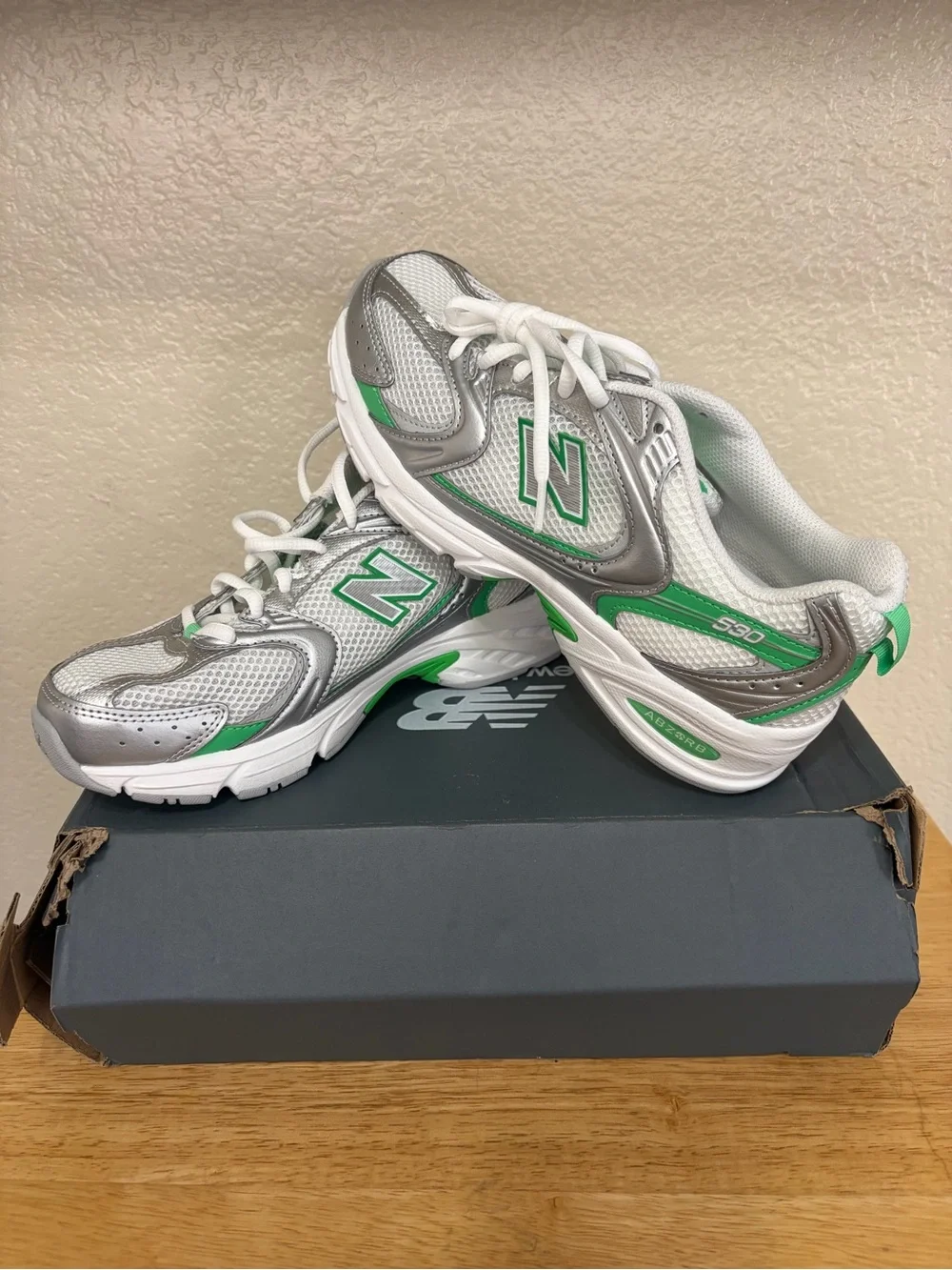 New Balance 530 Unisex Silver and Green Sneakers 530APL Men 6 Women 7.5